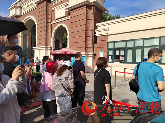 石家莊外國(guó)語(yǔ)學(xué)?？键c(diǎn)外送考的家長(zhǎng)。人民網(wǎng) 祝龍超攝