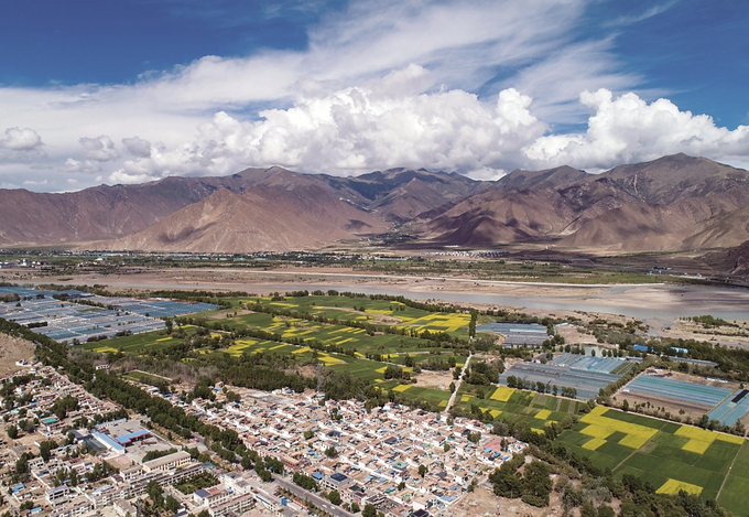 江蘇投入援藏資金支持拉薩開(kāi)展村莊環(huán)境整治、人畜飲水安全等基礎(chǔ)設(shè)施和公共服務(wù)項(xiàng)目建設(shè)，打造“美麗鄉(xiāng)村·幸福家園”。 本報(bào)記者 萬(wàn)程鵬 攝