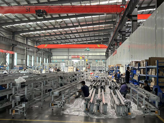先惠智能裝備生產(chǎn)車間，工人們在忙著組裝設(shè)備。受訪單位供圖