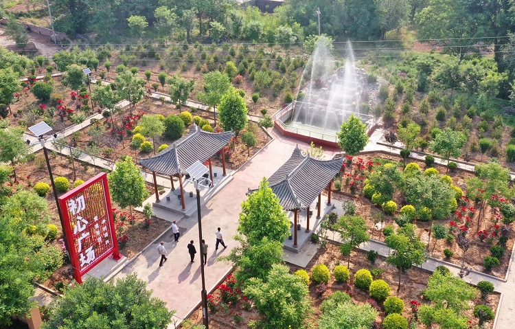 初夏時節(jié)，襄汾縣鄧莊鎮(zhèn)澗溝村初心廣場內(nèi)一派迷人的鄉(xiāng)村振興新圖景。李現(xiàn)俊攝