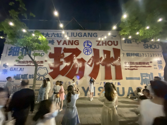 古運(yùn)河畔的皮市街充滿市井氣息。 人民網(wǎng) 張玉峰攝