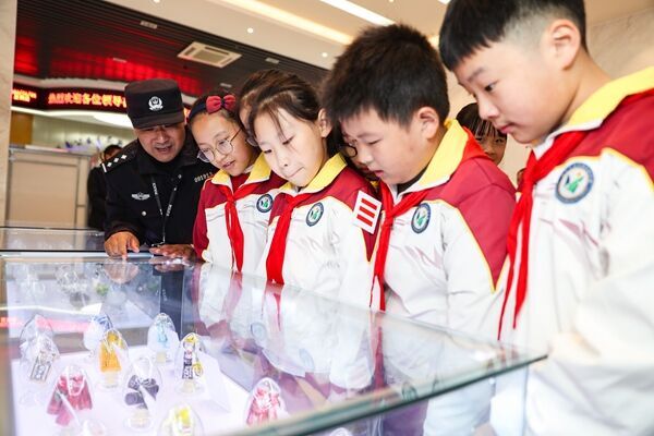 學(xué)生代表參觀禁毒展。鹽城公安供圖