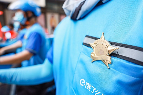 外賣員佩戴城市檢“茬”官徽章。盛義攝