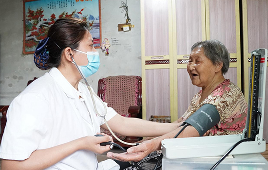 護理團隊醫(yī)生為老人測量血壓。 陳佳兵攝