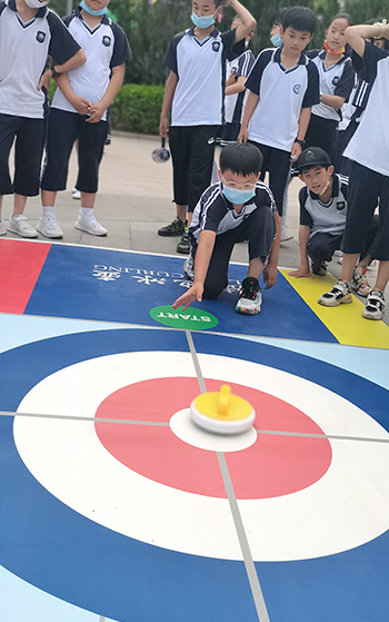 河北省威縣第四小學(xué)學(xué)生練習(xí)陸地冰壺動(dòng)作。 趙國(guó)華攝