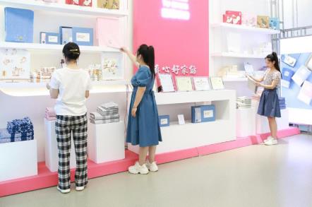 多樣的高陽紡織產(chǎn)品吸引大家關(guān)注。班靜怡攝