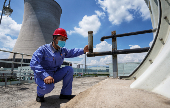 河北涿州京源熱電有限責任公司技術人員正在對設備進行檢驗排查。劉楊攝