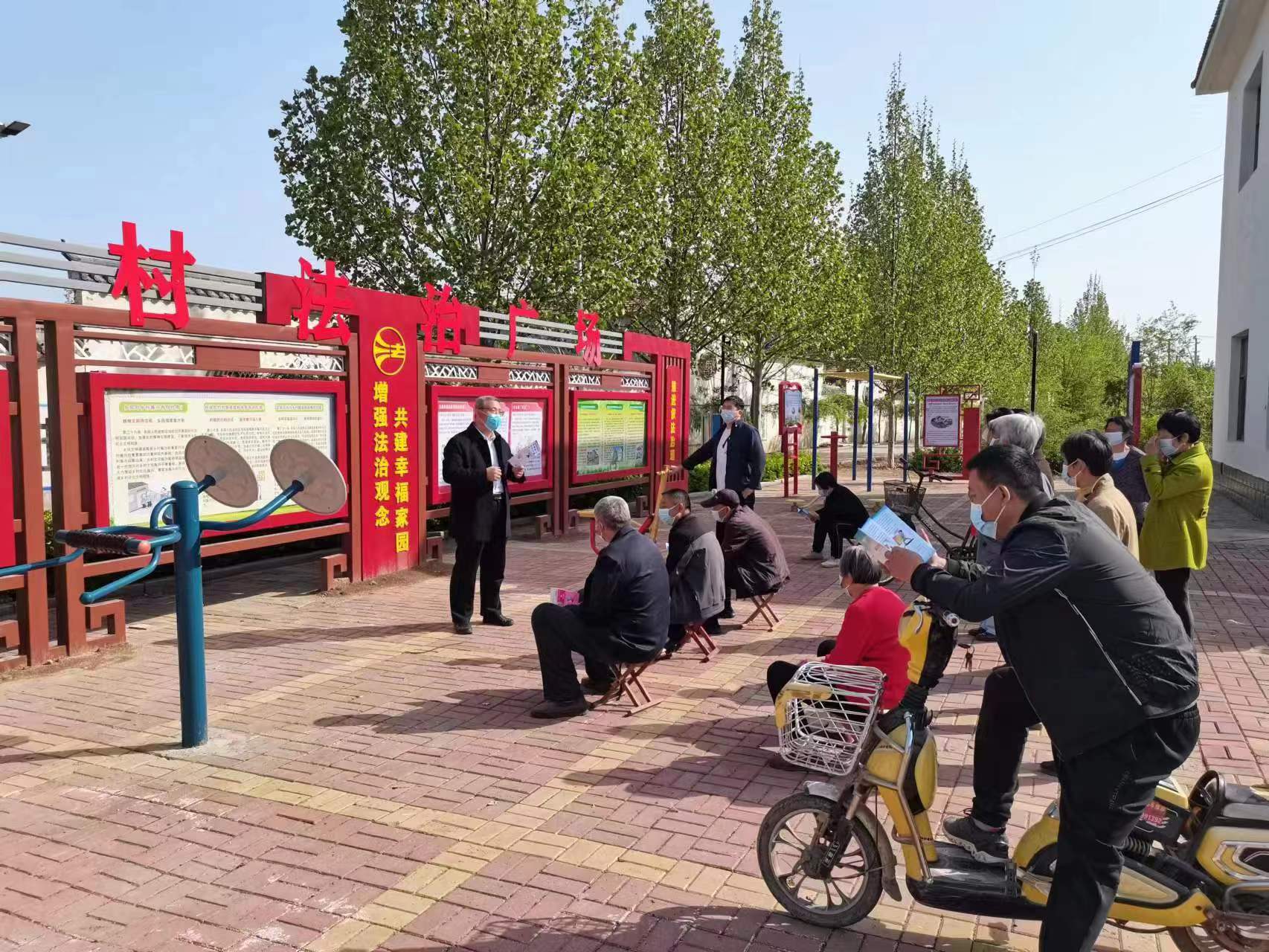 邢臺(tái)市臨西縣司法局工作人員走近群眾進(jìn)行普法宣傳。 孟凡儒攝