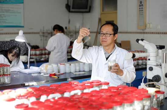 武大勇在實驗室開展檢驗工作。 受訪者供圖