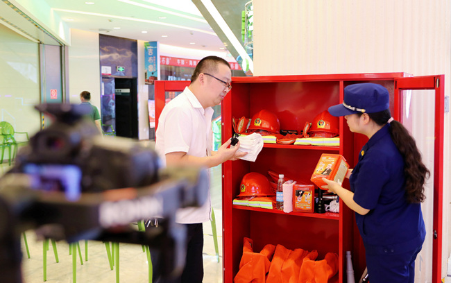 通過直播講解消防器材的使用方法。單位供圖