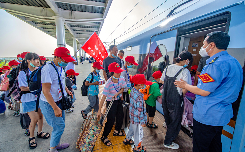 乘高鐵出發(fā)。