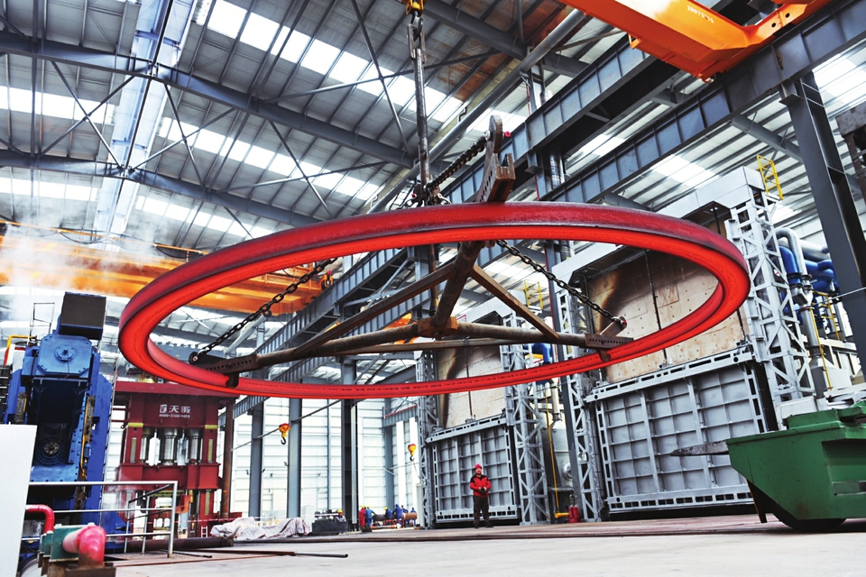 定襄縣作為太忻一體化經(jīng)濟(jì)區(qū)建設(shè)的12個(gè)先行啟動(dòng)區(qū)之一，借助發(fā)展機(jī)遇，全力延長(zhǎng)產(chǎn)業(yè)鏈條、補(bǔ)齊產(chǎn)業(yè)短板、培育優(yōu)質(zhì)市場(chǎng)主體、拓寬應(yīng)用領(lǐng)域，進(jìn)軍高精尖應(yīng)用行業(yè)。 記者孫榮祥攝