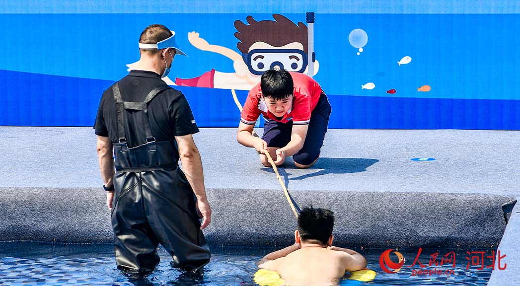 活動(dòng)現(xiàn)場(chǎng)模擬演練。 人民網(wǎng) 周博攝