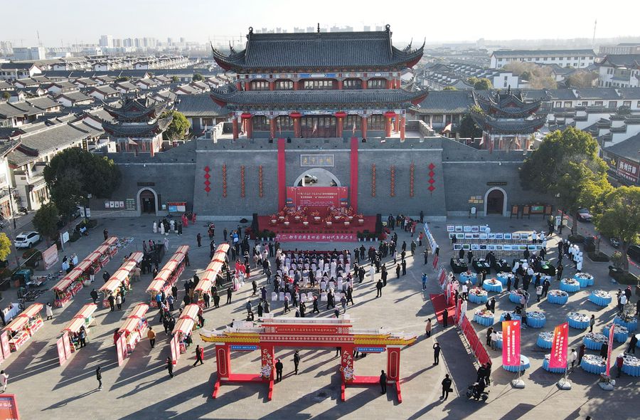 城門掛春聯(lián)，金湖沖刺“開門紅”。陳義寶攝