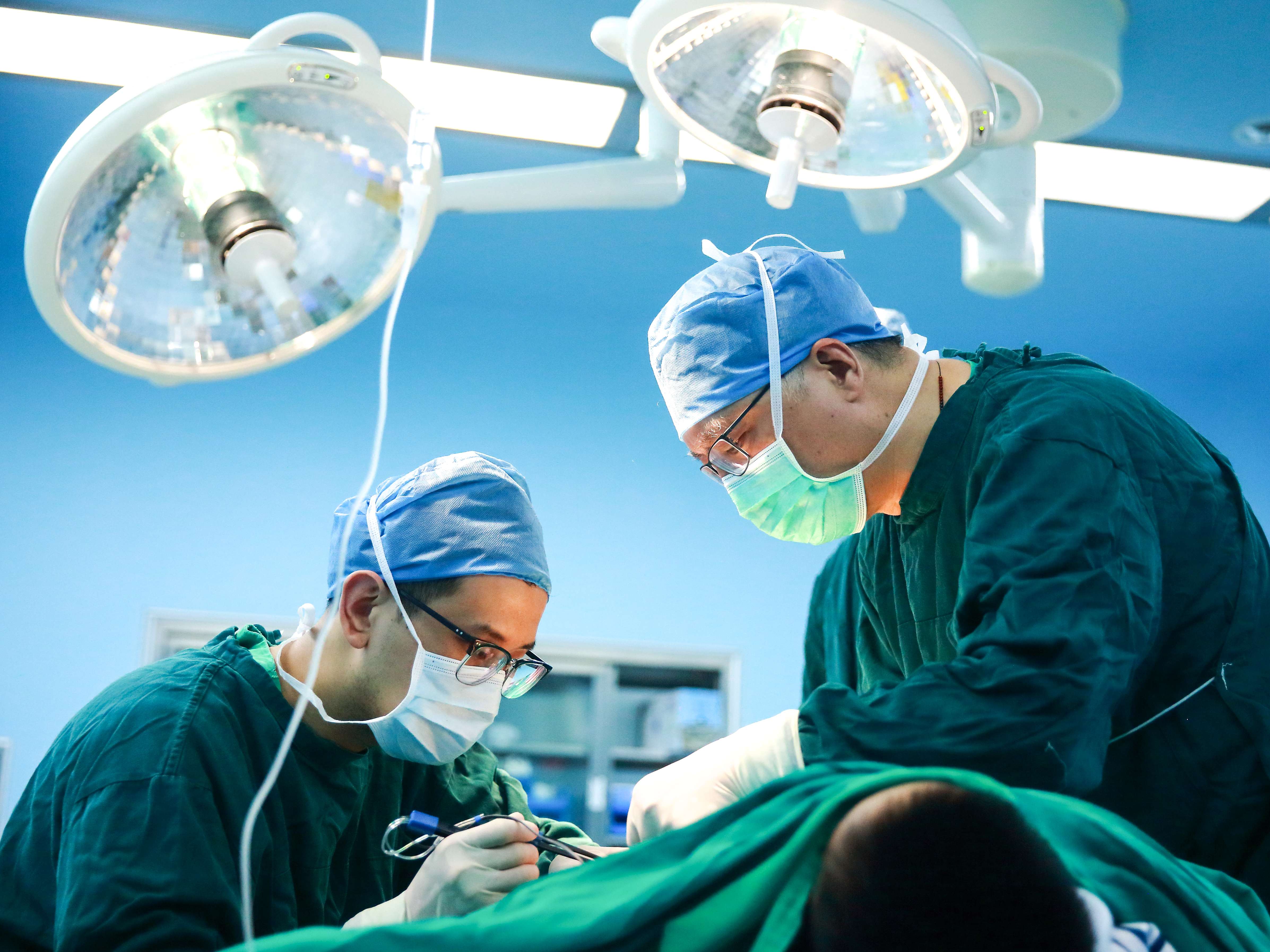 江南大學(xué)附屬醫(yī)院燒創(chuàng)傷診療中心主任呂國(guó)忠工作現(xiàn)場(chǎng)。受訪(fǎng)者供圖