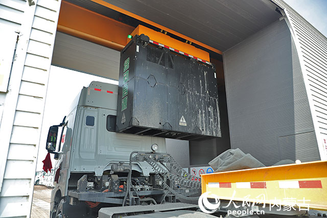 萬(wàn)利新能源數(shù)字陸港里，正在充換電站進(jìn)行換電的重卡。人民網(wǎng)記者 趙夢(mèng)月攝