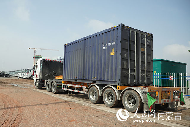 新能源重卡采用集裝箱運(yùn)輸。人民網(wǎng)記者 趙夢(mèng)月攝