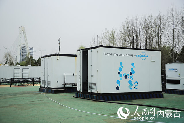 鄂爾多斯碳中和研究院內(nèi)的制氫設(shè)備。人民網(wǎng)記者 趙夢(mèng)月攝