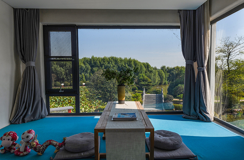 位于四頂山腳下的四頂山居，推窗見(jiàn)景，望山親水。吳芳攝