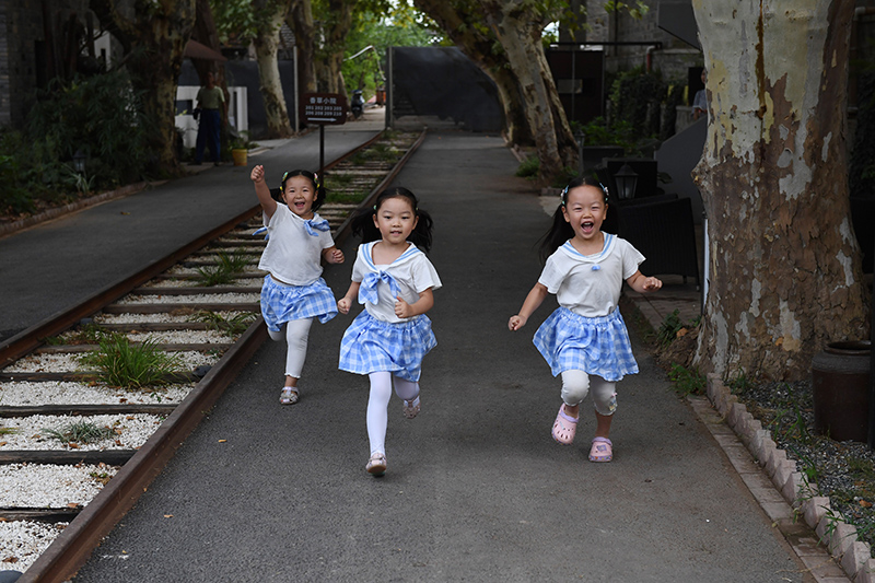 由礦場(chǎng)家屬區(qū)改造而來(lái)的“鮮花小院”民宿，深受孩子們的喜愛(ài)。吳芳攝