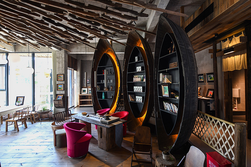 漁船、船槳……花田·僑鄉(xiāng)里的裝飾材料，多是從當(dāng)?shù)靥詠?lái)的舊物。 吳芳攝