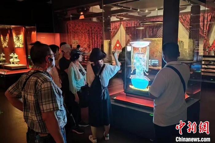 圖為臺灣新北市永和區(qū)里長聯(lián)誼會江西參訪團一行在南昌漢代海昏侯國遺址博物館內(nèi)參觀展出的珍貴文物?！●樞↓?攝