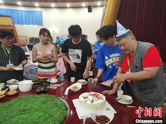 圖為內(nèi)蒙古臺辦為臺胞過生日?！±類燮?攝
