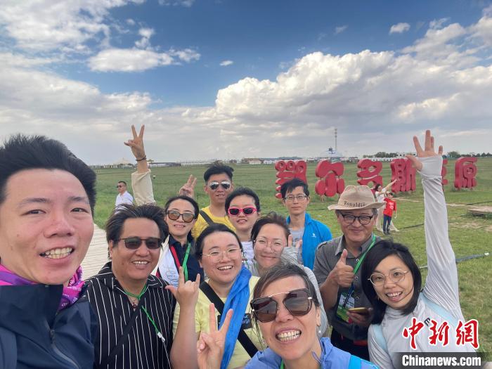圖為臺胞在鄂爾多斯草原合影?！∪~冠賢 攝