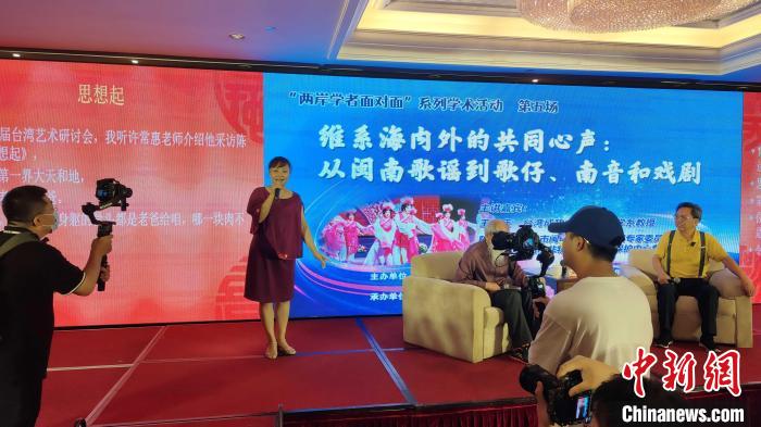 歌仔說唱非遺傳承人張?jiān)缕寂楷F(xiàn)場演唱?！罘?攝