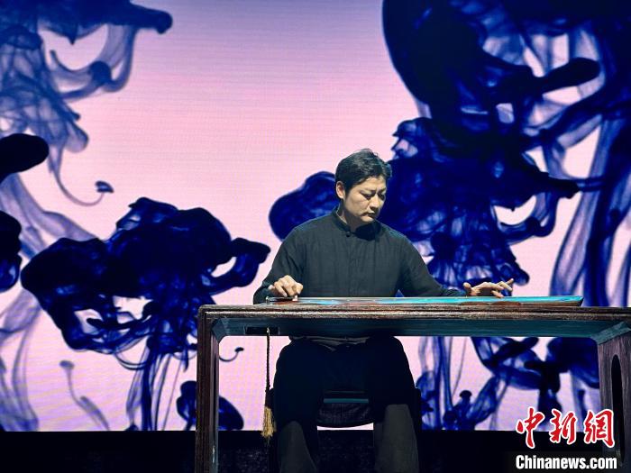 臺灣老師林法演奏《廣陵散》。　張麗君 攝