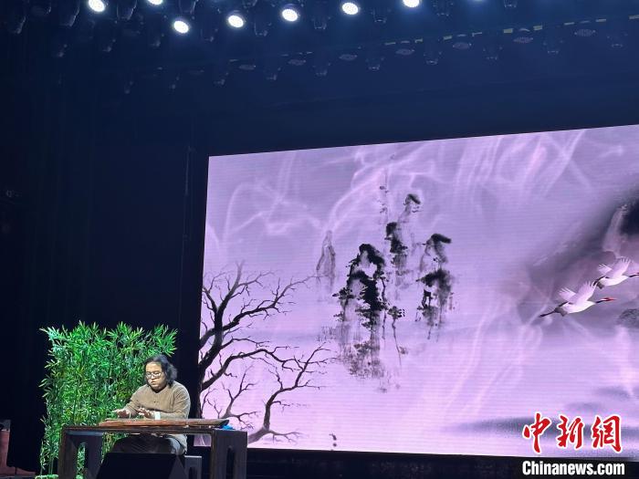 閩派古琴名家陳志強(qiáng)演奏一曲《流水》?！堺惥?攝