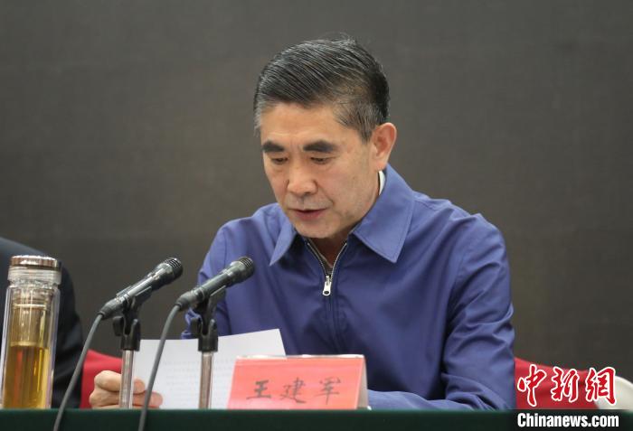圖為青海省委書記王建軍出席會議并作講話?！?zhí)砀?攝