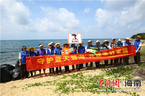 環(huán)保志愿者呼吁停止隨地扔垃圾、破壞環(huán)境等不文明行為。