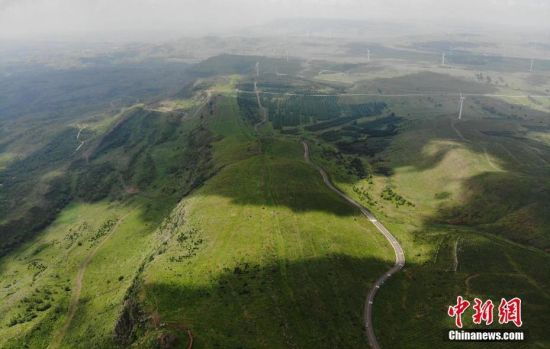 6月28日，夏日鏡頭下的河北張家口張北“草原天路”蜿蜒曲折。 中新社記者 楊艷敏 攝