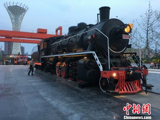 公園內(nèi)保留布置了蒸汽時代火車頭?！「呒t超 攝