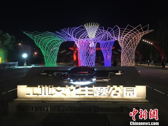 夜晚，奧運(yùn)“五色樹”的燈光?！「呒t超 攝