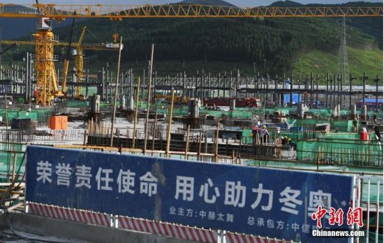 6月28日，河北張家口冬奧會太子城冰雪小鎮(zhèn)項目現(xiàn)場。太子城冰雪小鎮(zhèn)項目位于2022年冬奧會張家口賽區(qū)核心區(qū)，連接張家口賽區(qū)云頂和古楊樹兩個競賽場館群，建成后將承擔(dān)賽時核心區(qū)配套保障功能，提供冬奧頒獎、貴賓接待、交通換乘、休閑娛樂等服務(wù)，賽后將成為一座國際化四季度假小鎮(zhèn)。 中新社記者 楊艷敏 攝