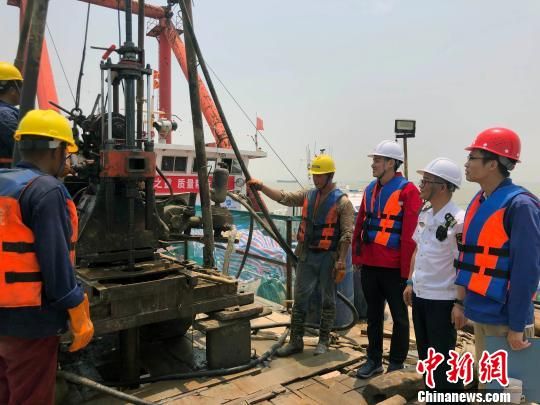 圖為勘察設(shè)計人員與常熟海事局執(zhí)法船在現(xiàn)場配合鉆探施工。　魏震 攝