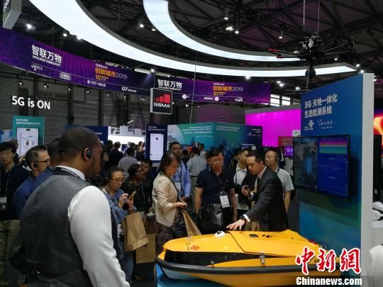 圖為現(xiàn)場人員講解5G“天地一體化”生態(tài)檢測系統(tǒng)?！∪伟厮?攝