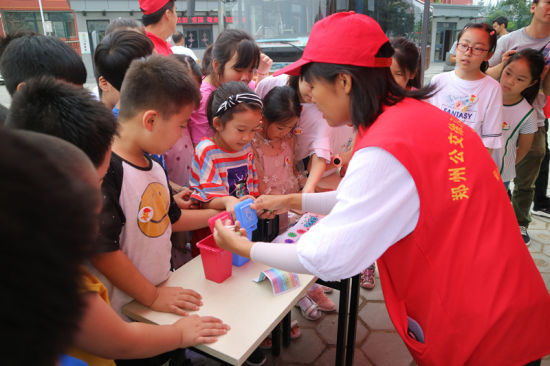 志愿者教小朋友們垃圾分類的相關(guān)知識。連柏梁 攝