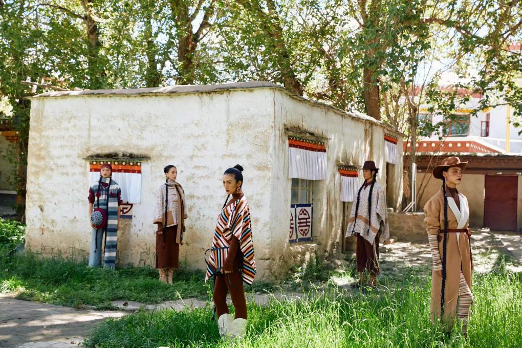 滬藏攜手構(gòu)建江孜氆氌全產(chǎn)業(yè)鏈體系:“指尖技藝”跨入發(fā)展“新賽道”