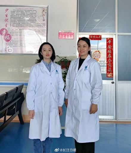 “有醫(yī)生嗎？有人暈倒了！”武漢協(xié)和醫(yī)院援藏醫(yī)療隊(duì)員聽(tīng)到呼救就沖了上去