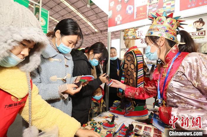 西藏瓊結(jié)赴襄陽參加漢江流域農(nóng)業(yè)博覽會,農(nóng)特產(chǎn)品受青睞(資料圖) 湖北省援藏辦供圖