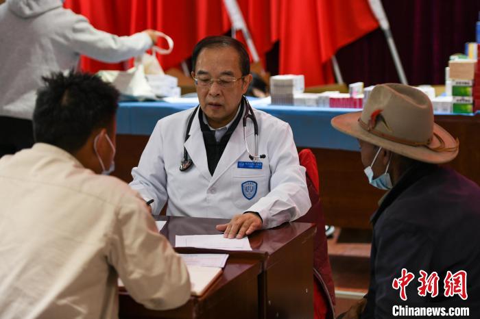 北京大學(xué)人民醫(yī)院心臟中心副主任、博士生導(dǎo)師王偉民為農(nóng)牧民問診?！〗w波 攝