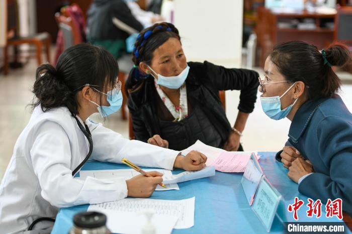 因不少農(nóng)牧民不會(huì)普通話，義診活動(dòng)現(xiàn)場(chǎng)，鄉(xiāng)政府為每位醫(yī)生配了一名翻譯。　江飛波 攝