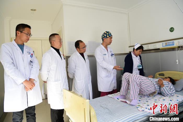 圖為何蔚副主任醫(yī)師(站右二)及團(tuán)隊(duì)術(shù)后指導(dǎo)患者進(jìn)行腰背肌鍛煉?！∝暩聛?lái)松 攝