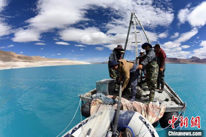 科考隊(duì)員在湖泊鉆探平臺上小心搬運(yùn)采集的巖芯樣品?！?lt;a target='_blank' ><p  align=