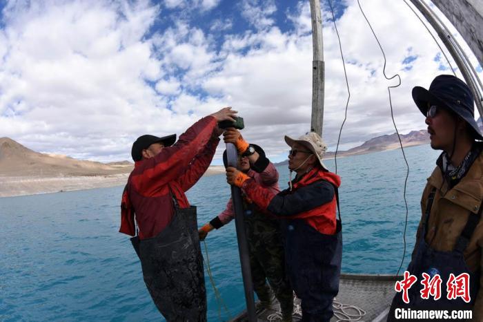 科考隊(duì)員在湖泊鉆探平臺上包裝采集的巖芯樣品。　<a target='_blank' ><p  align=
