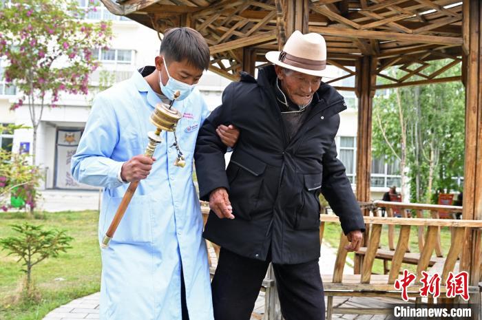 圖為曲松縣特困人員集中供養(yǎng)中心老人索朗歐珠?！≮w朗 攝
