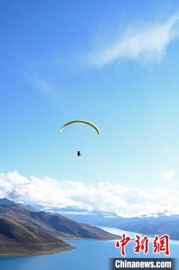 圖為在羊卓雍錯，游客體驗高空滑翔?！≮w朗 攝